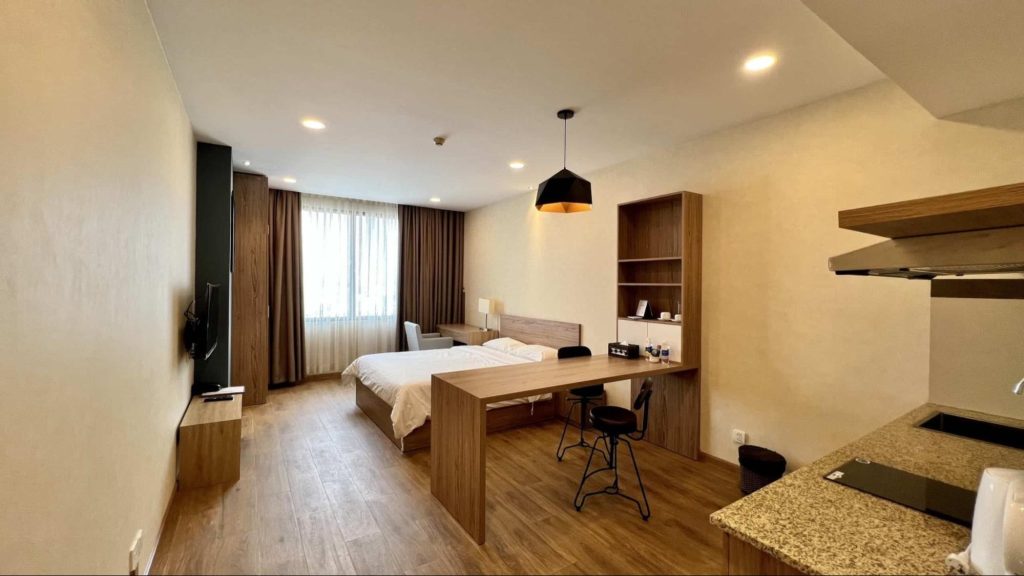 Căn hộ studio 25m2 được thiết kế theo phong cách hiện đại, tận dụng ánh sáng tự nhiên để tạo cảm giác thoải mái