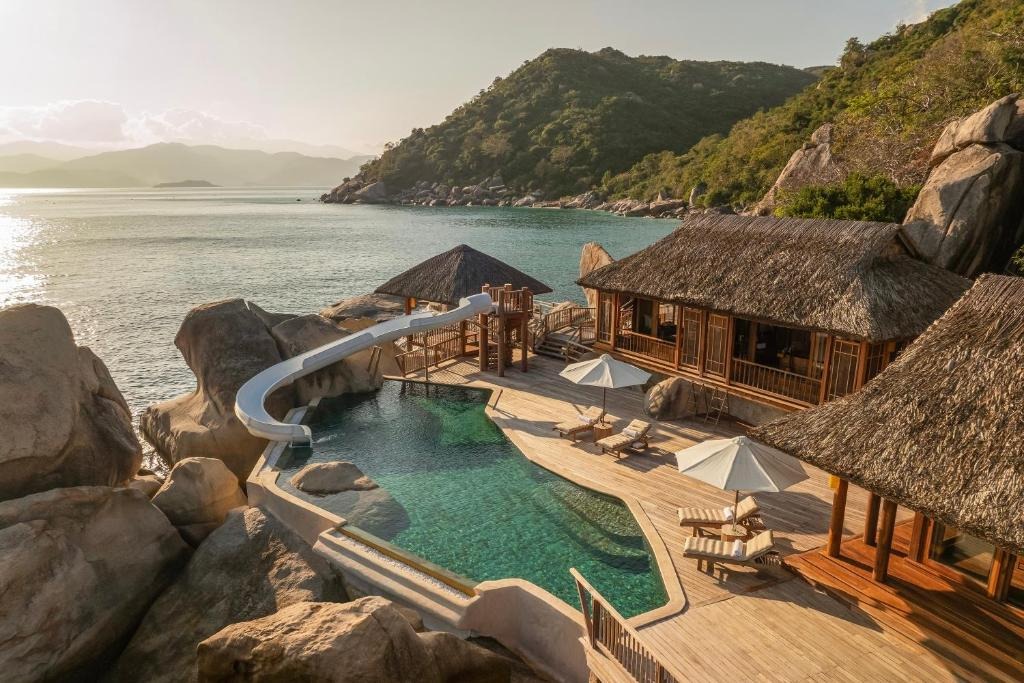 Six Senses Ninh Van Bay với tầm nhìn hướng ra vịnh biển nguyên sơ và những dãy núi hùng vĩ