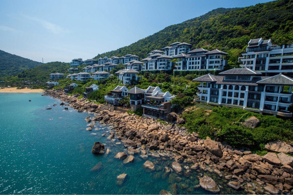 Bờ biển dài 700m xanh mát phía trước khu nghỉ dưỡng InterContinental Danang Sun Peninsula Resort